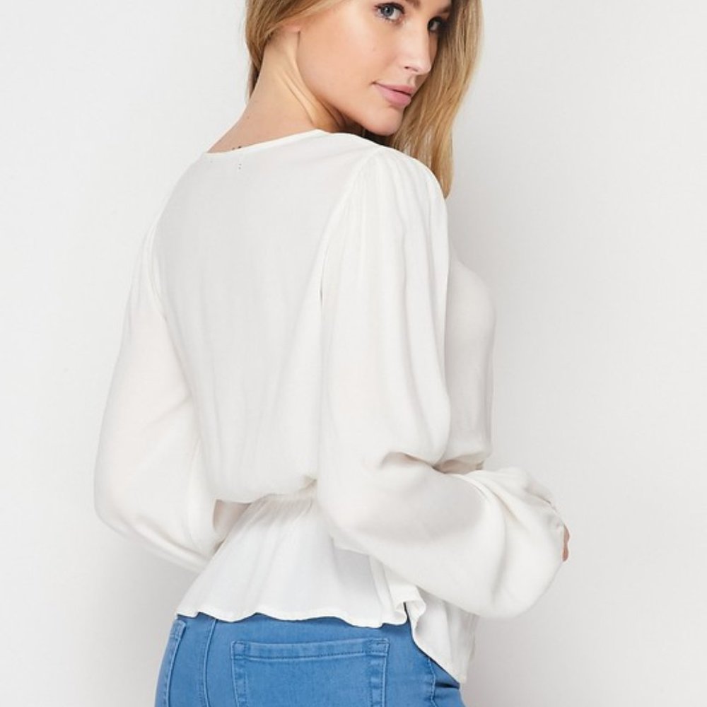 Off White twist front Top - Picture 3 of 6